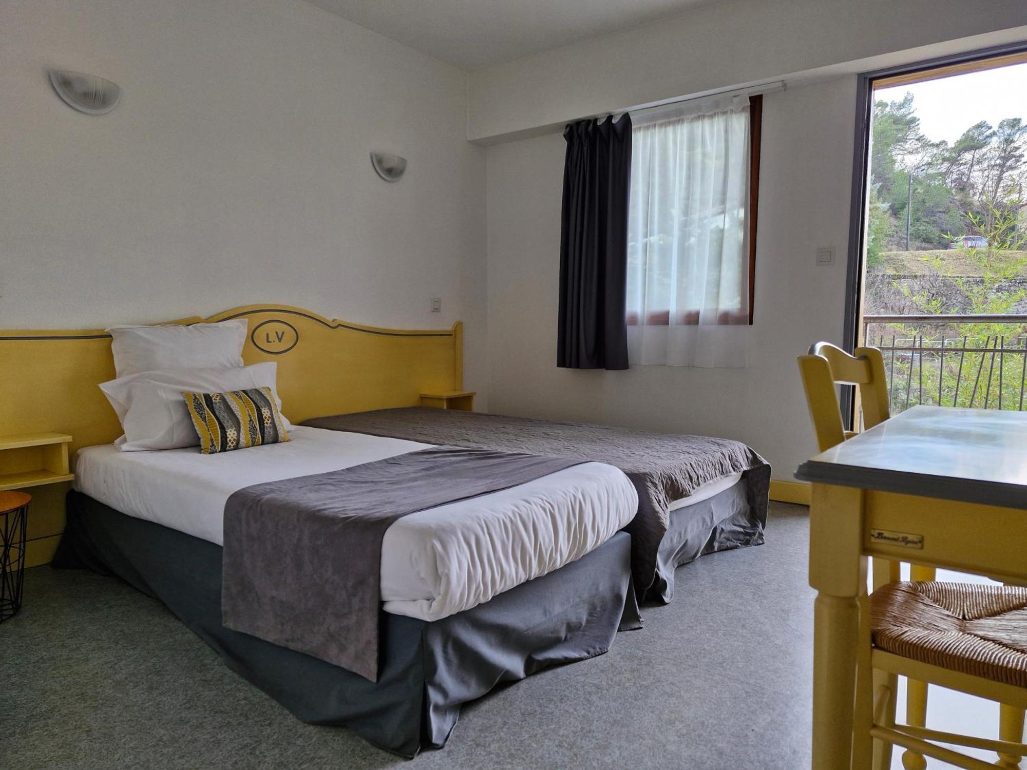 Hotel Le Vanseen เลส์วองส์ ภายนอก รูปภาพ