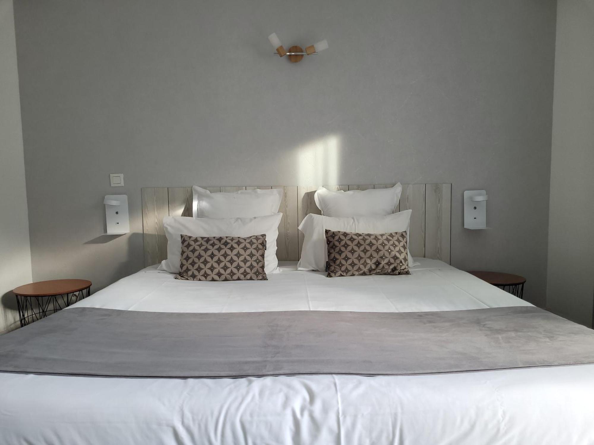 Hotel Le Vanseen เลส์วองส์ ภายนอก รูปภาพ