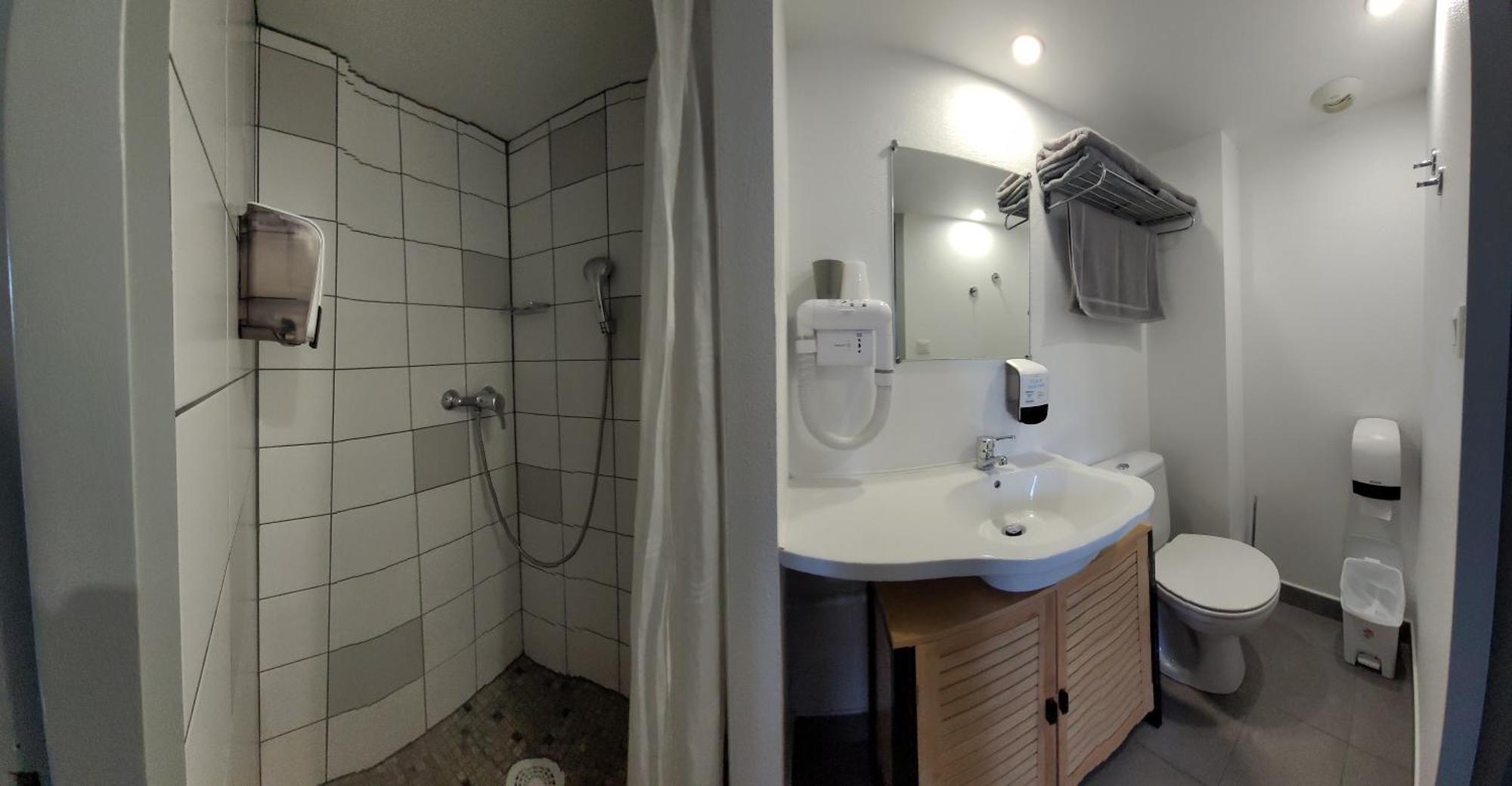 Hotel Le Vanseen เลส์วองส์ ภายนอก รูปภาพ