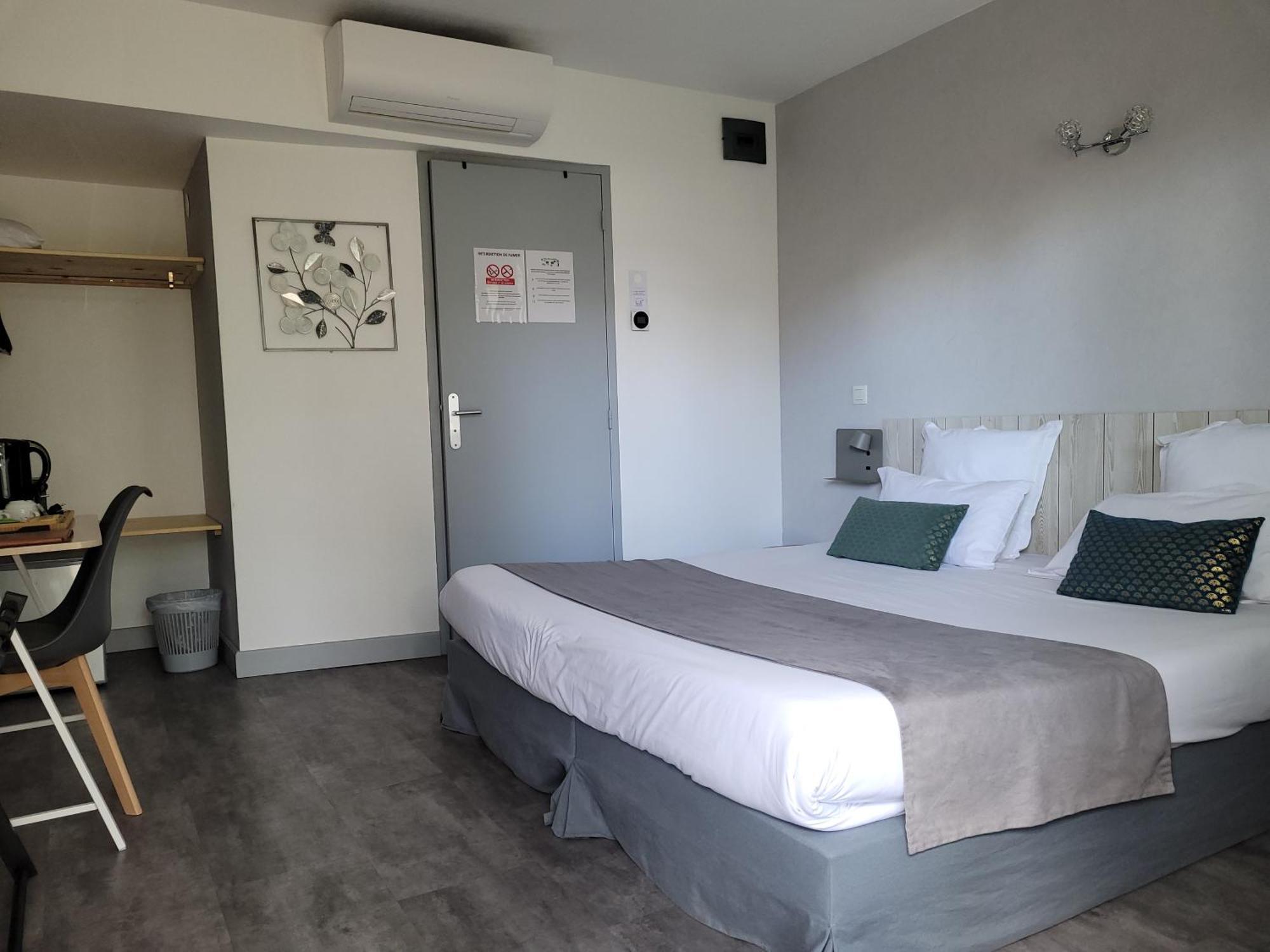 Hotel Le Vanseen เลส์วองส์ ภายนอก รูปภาพ
