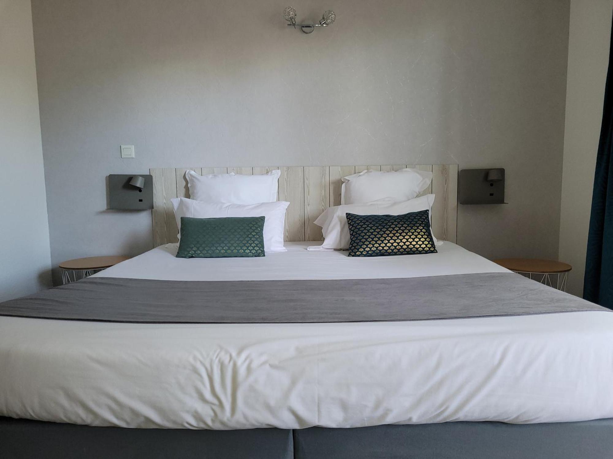 Hotel Le Vanseen เลส์วองส์ ภายนอก รูปภาพ