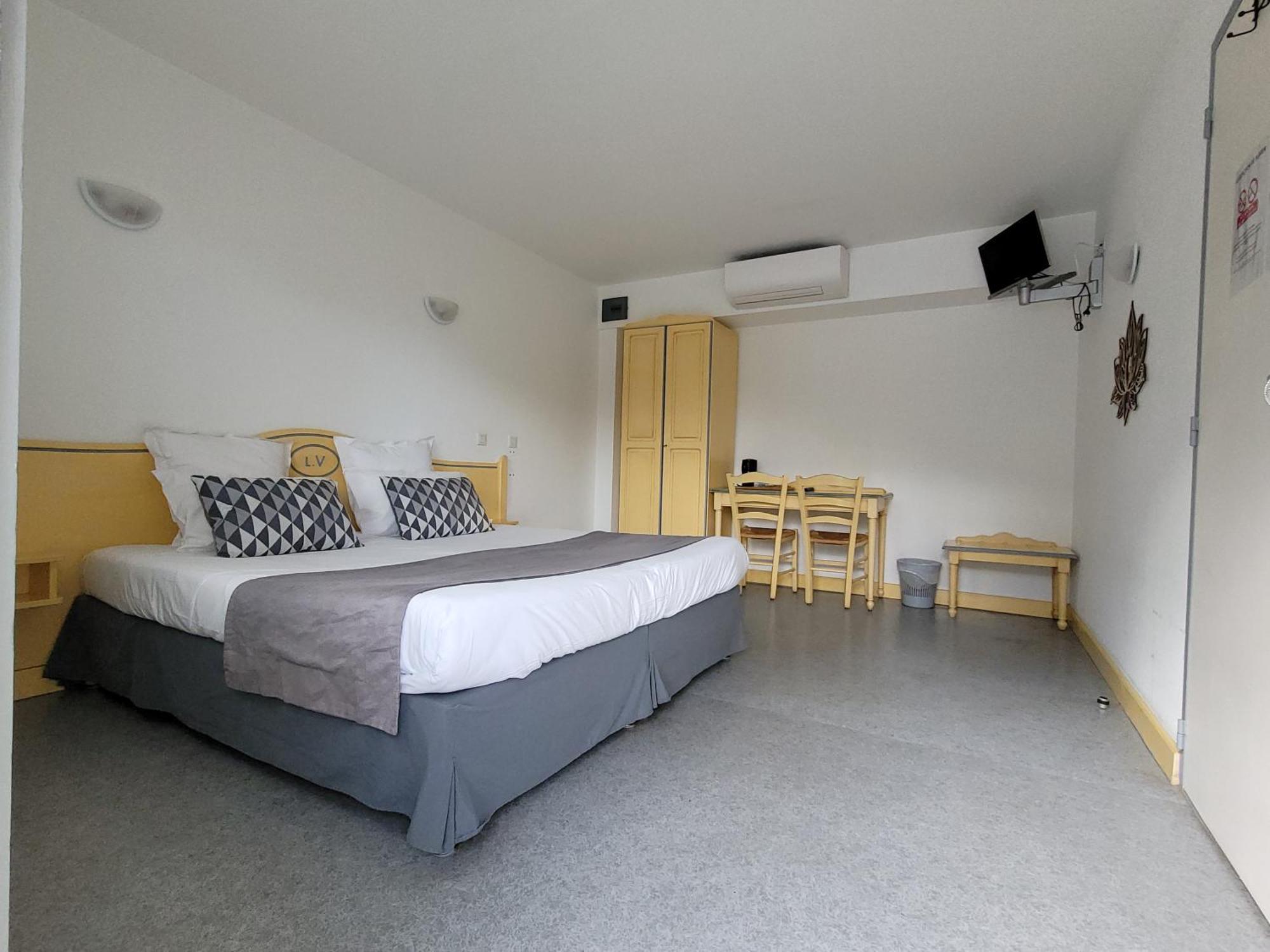 Hotel Le Vanseen เลส์วองส์ ภายนอก รูปภาพ