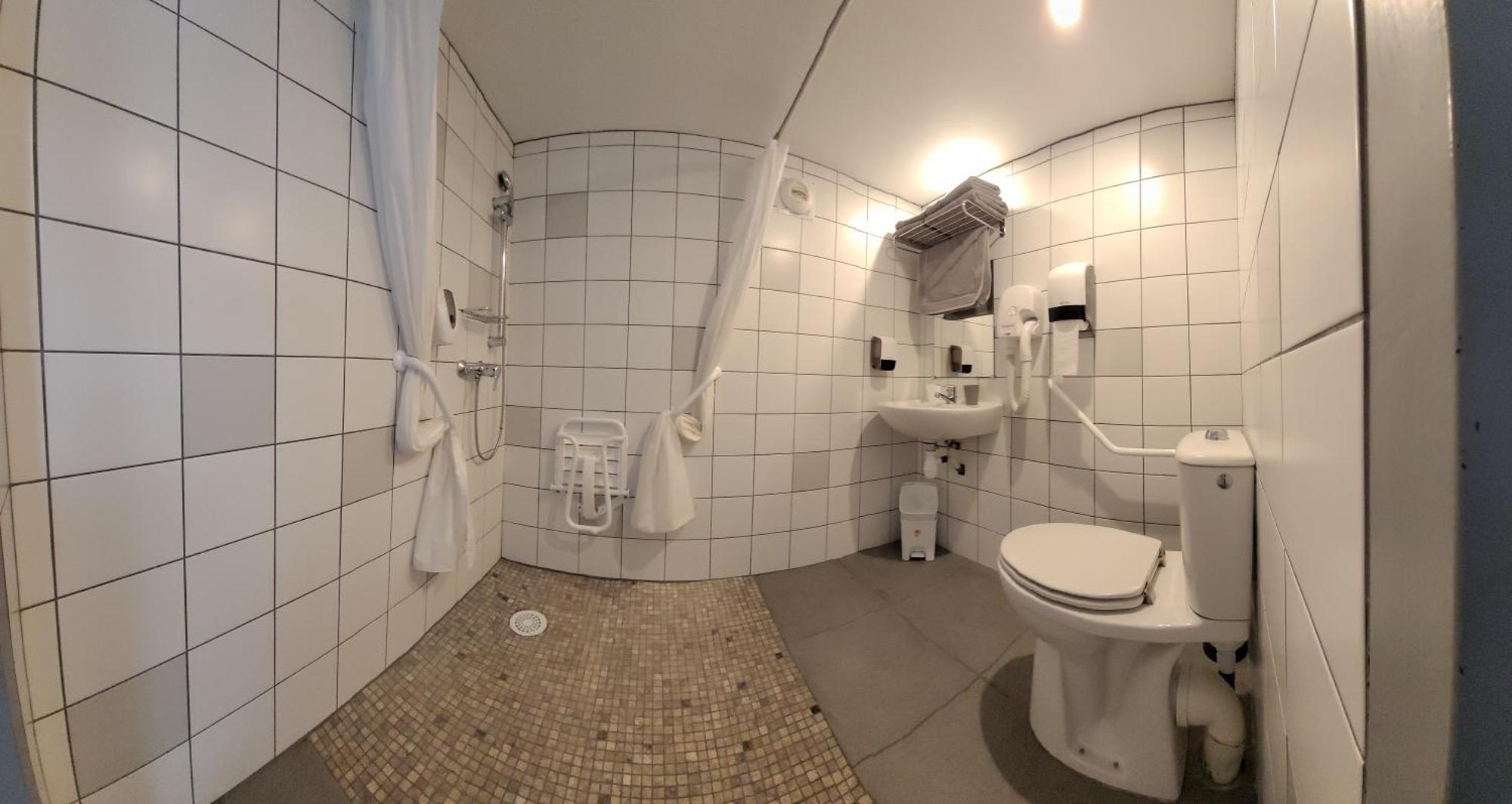Hotel Le Vanseen เลส์วองส์ ภายนอก รูปภาพ