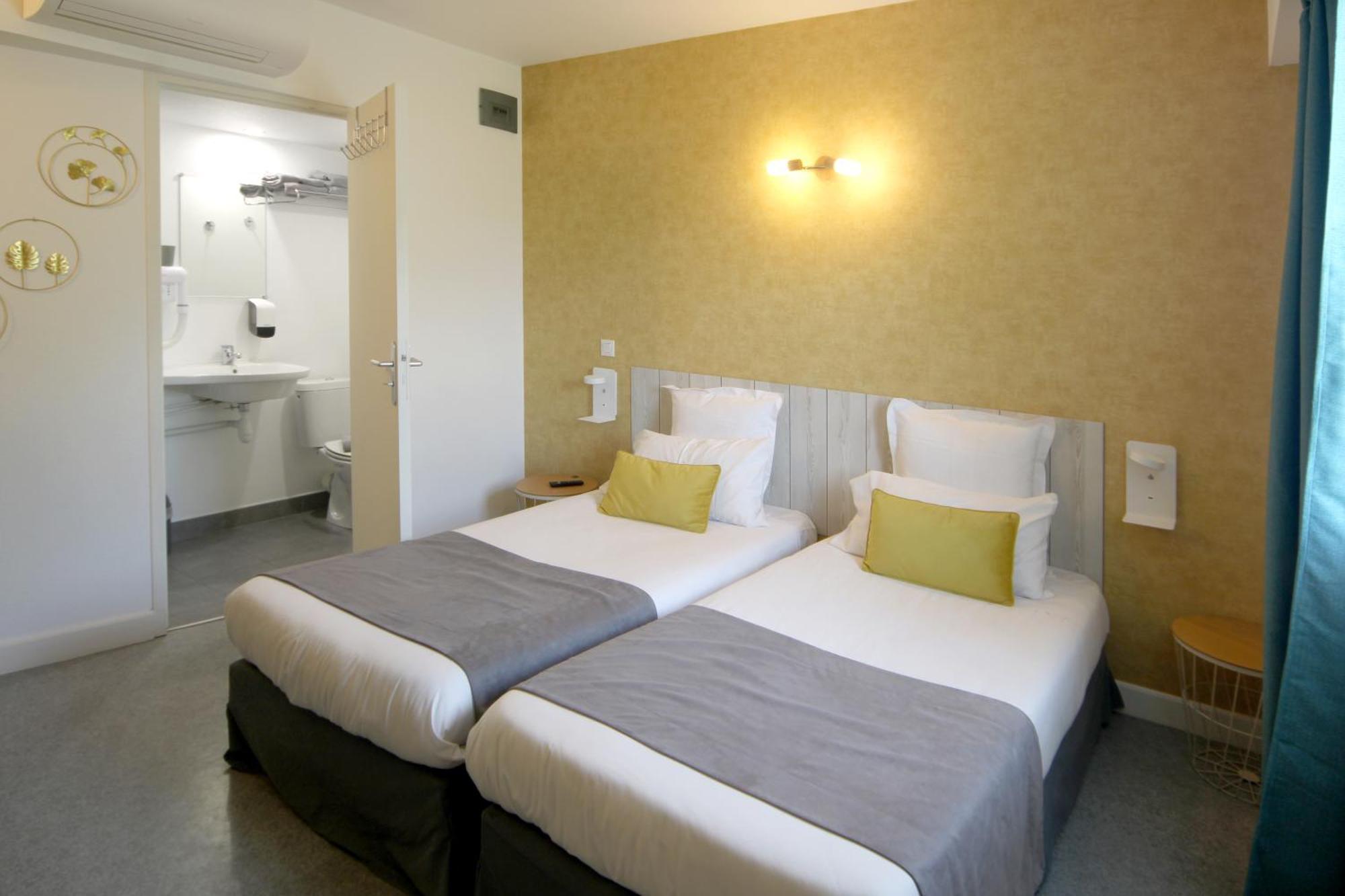 Hotel Le Vanseen เลส์วองส์ ภายนอก รูปภาพ
