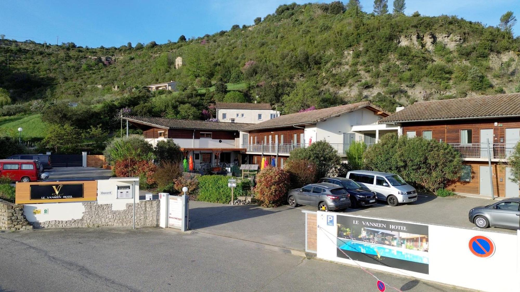 Hotel Le Vanseen เลส์วองส์ ภายนอก รูปภาพ