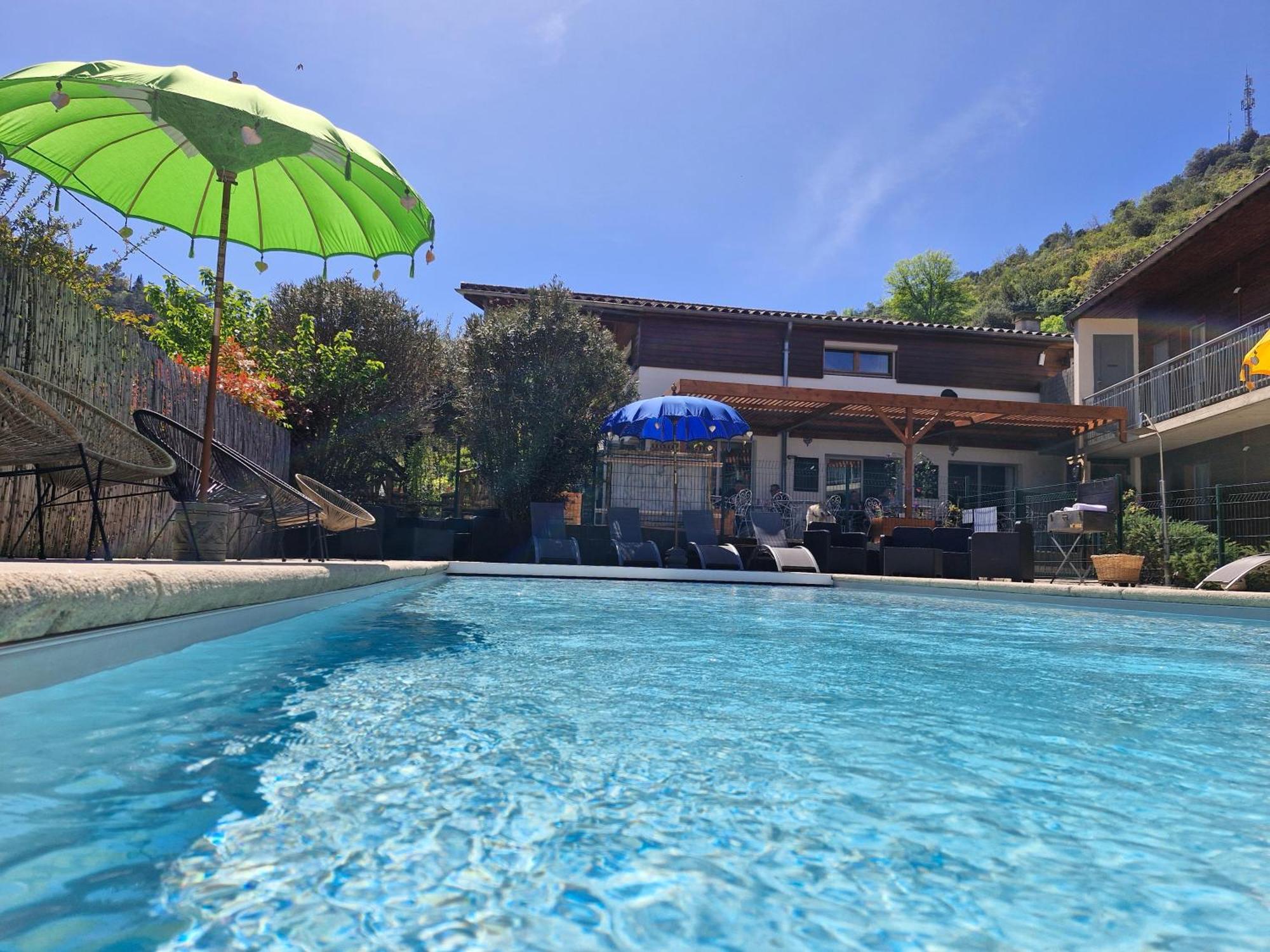 Hotel Le Vanseen เลส์วองส์ ภายนอก รูปภาพ