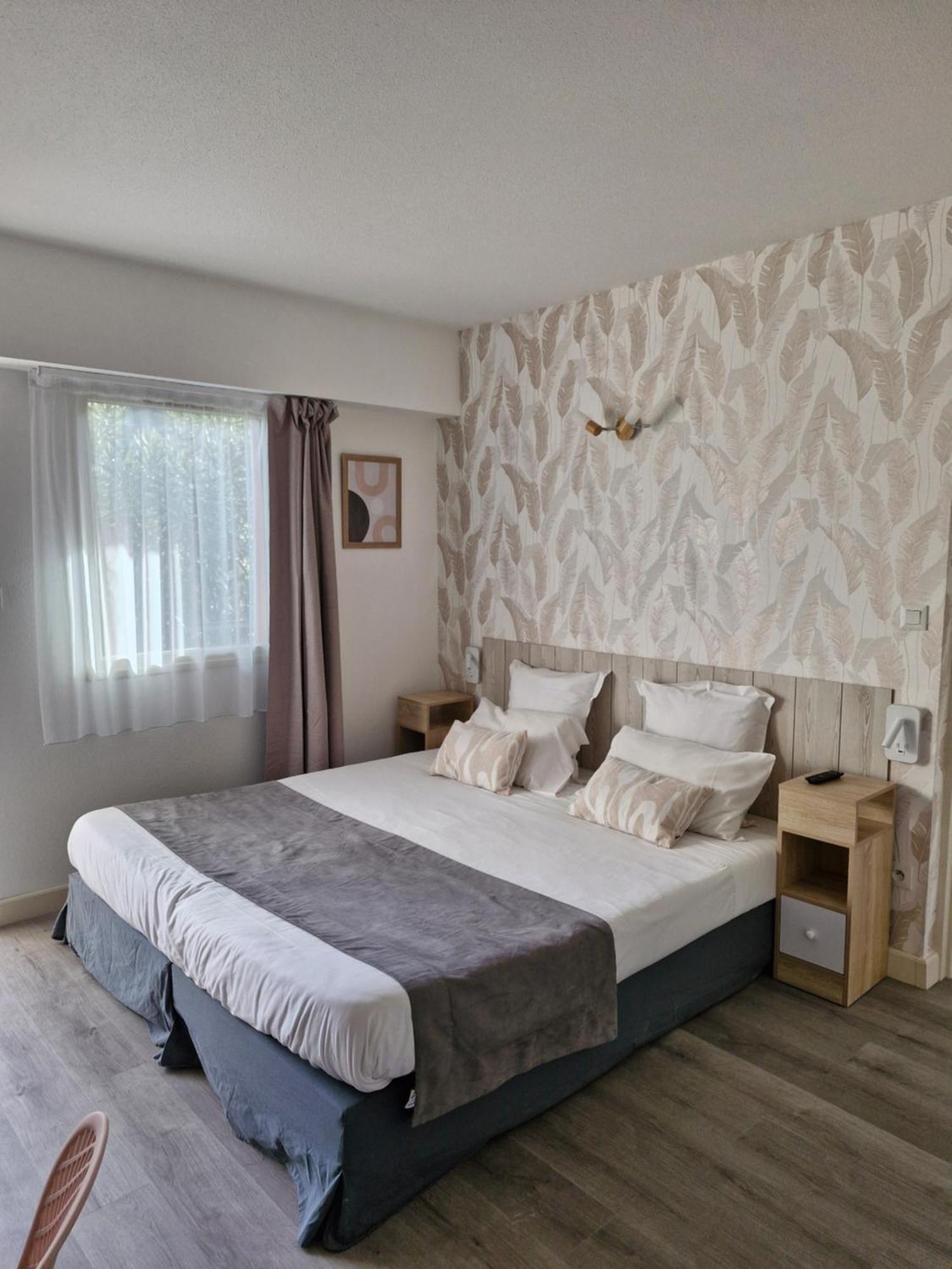Hotel Le Vanseen เลส์วองส์ ภายนอก รูปภาพ