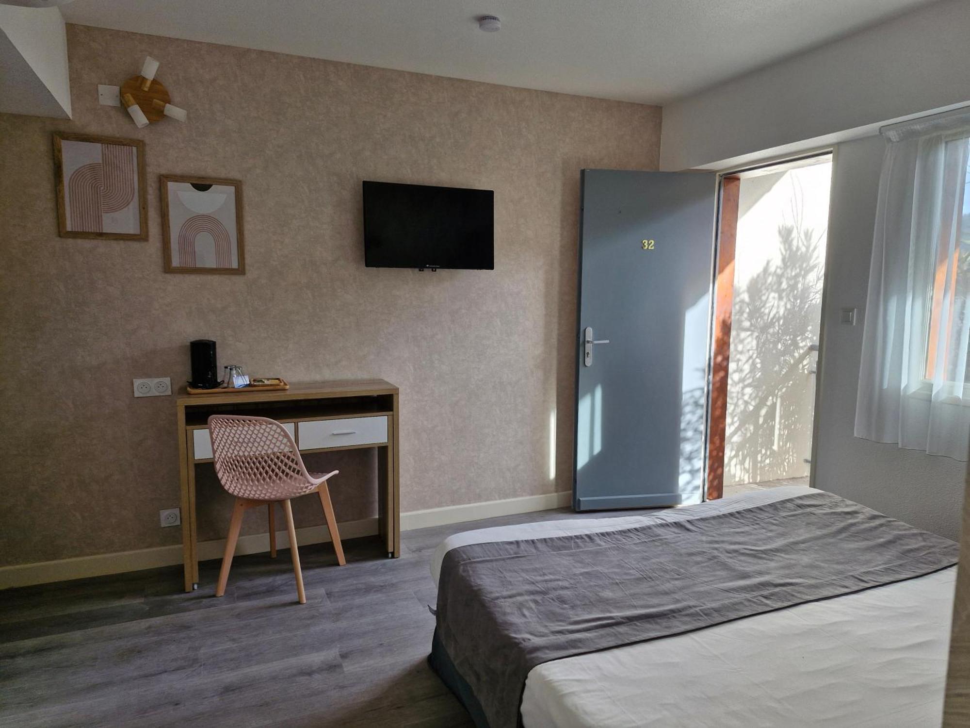 Hotel Le Vanseen เลส์วองส์ ภายนอก รูปภาพ